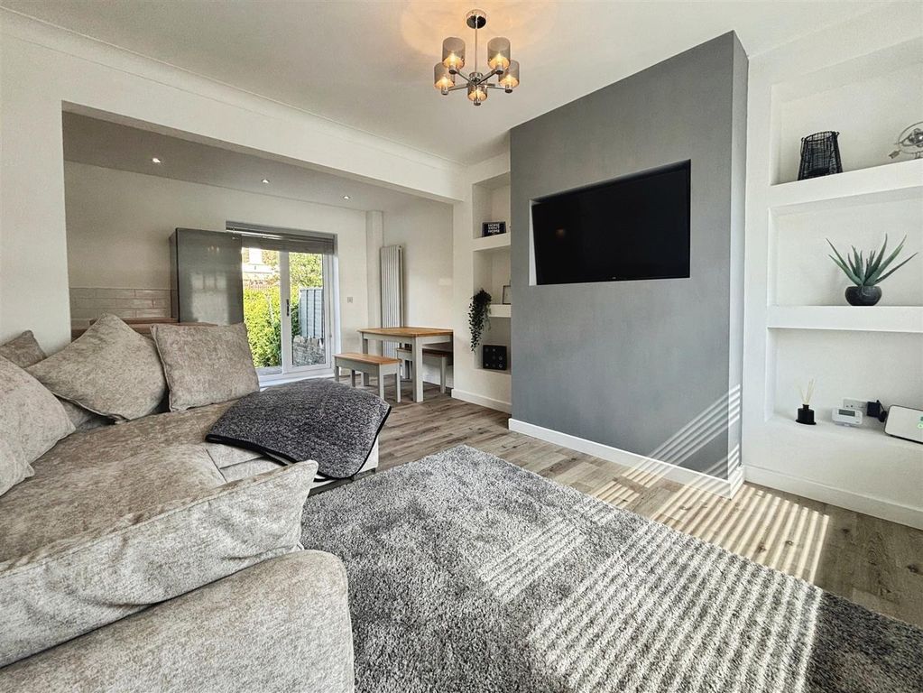 Property photo 3 of 17 Lounge