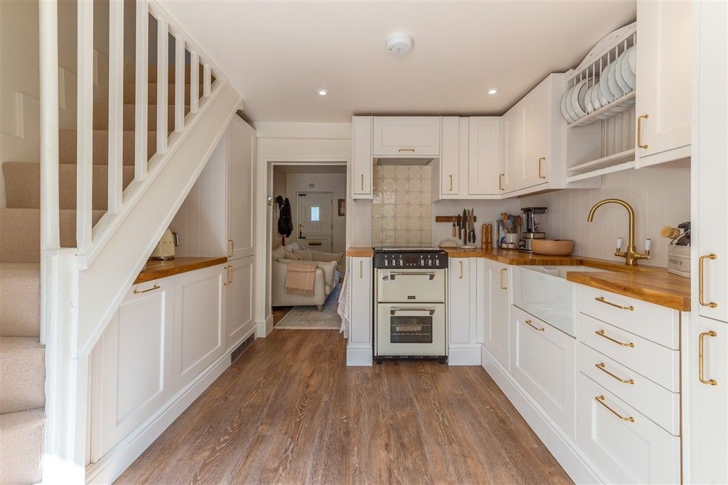 Property photo 3 of 10 Kitchen
