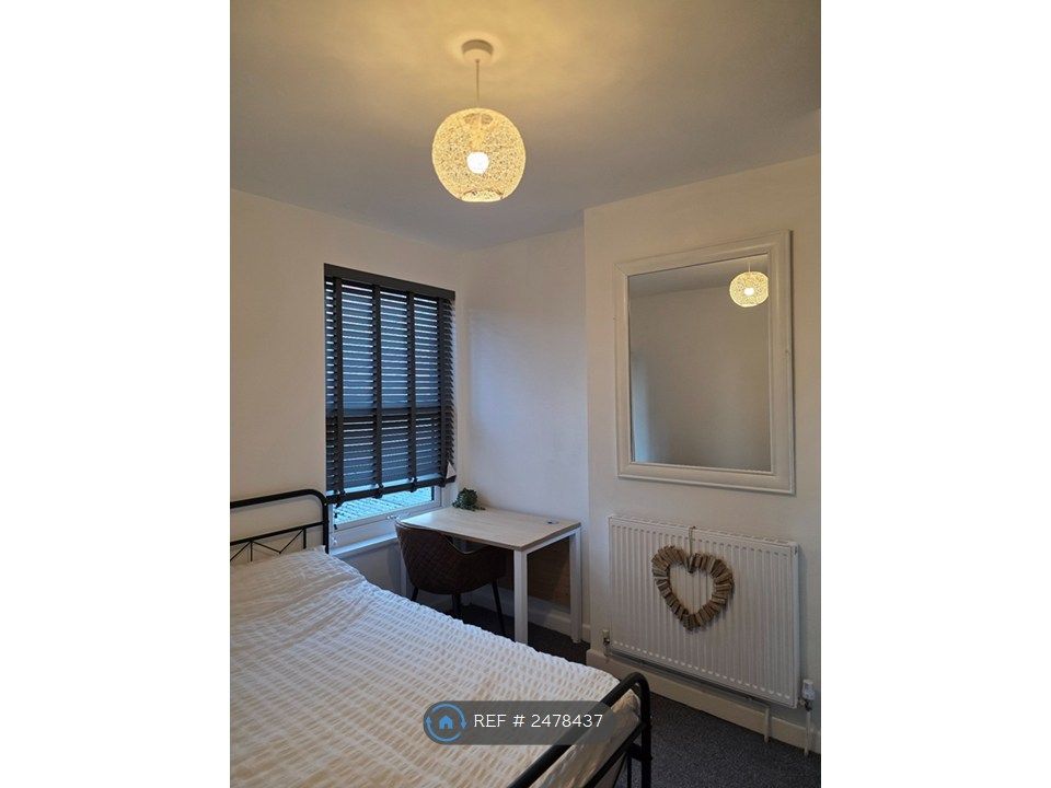 Property photo 3 of 29 Bedroom 1 - Pic 2