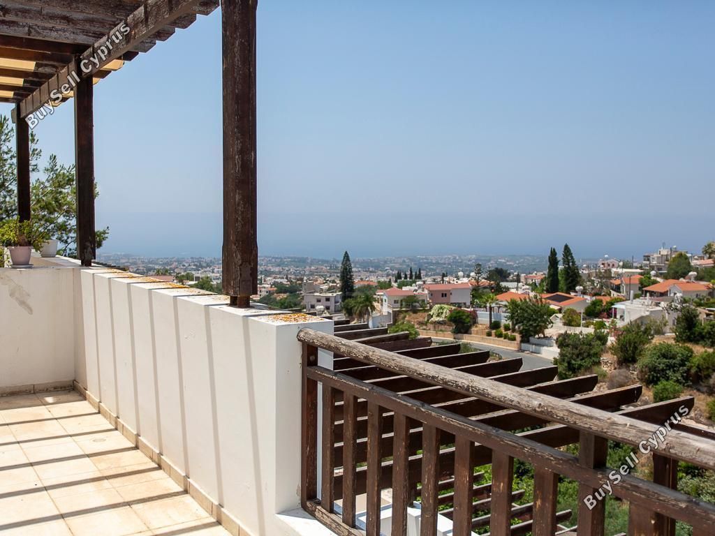 Property photo 2 of 25