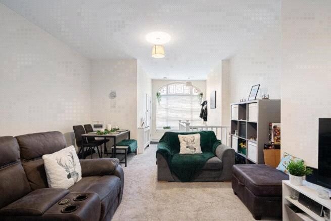Property photo 3 of 11 Lounge