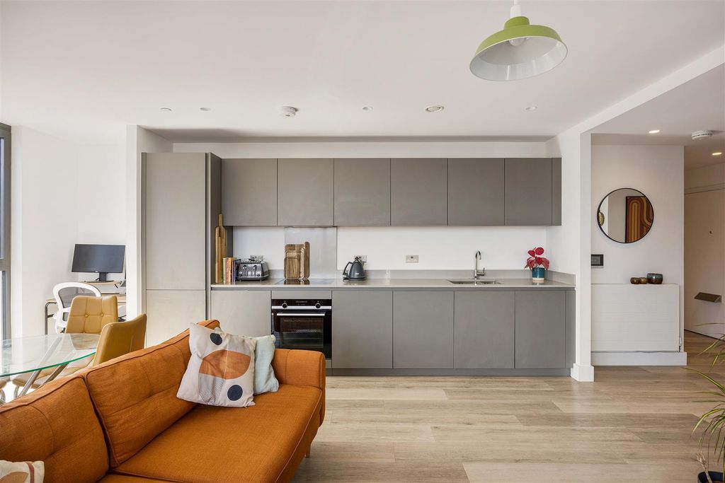 Property photo 3 of 30 Marshgate Lane, E15