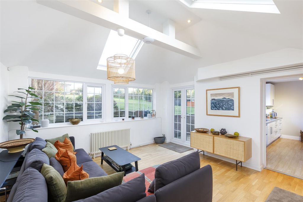 Property photo 3 of 16 Reception