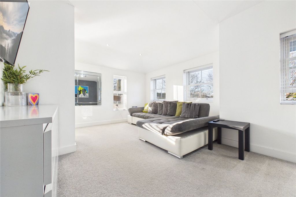 Property photo 3 of 17 Living Room