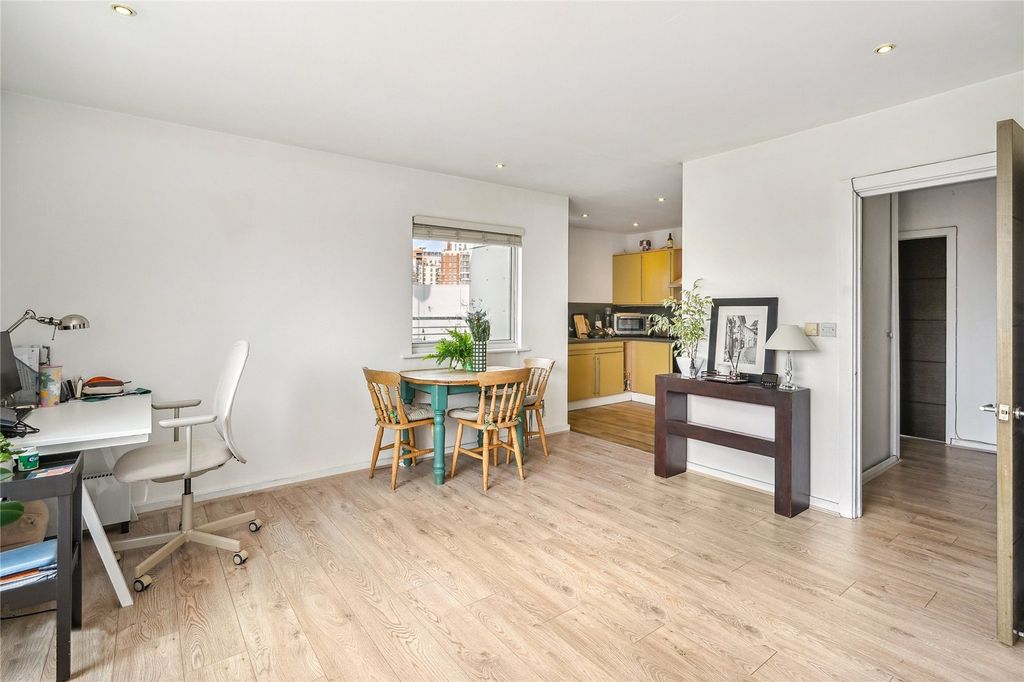 Property photo 3 of 13 40 Mill Pond Close