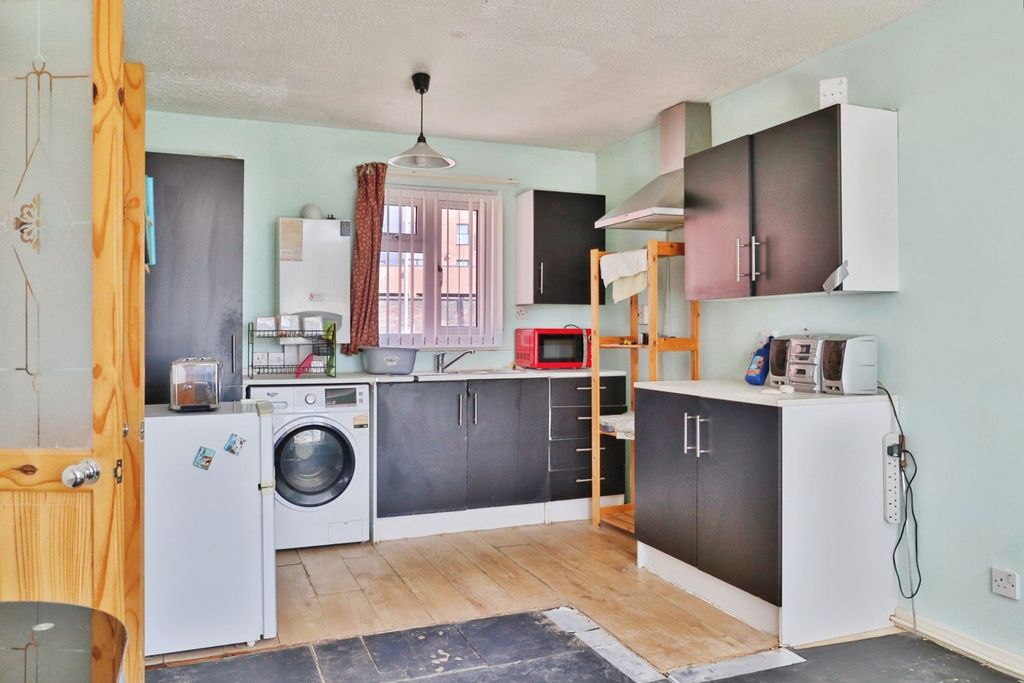 Property photo 3 of 11 Kitchen