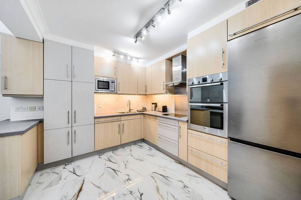 Property photo 2 of 20