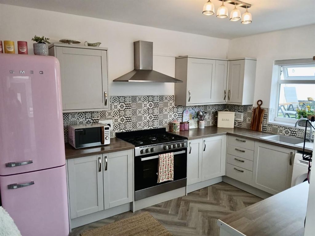 Property photo 3 of 23 Kitchen