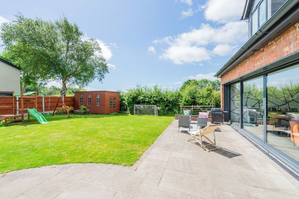 Property photo 1 of 19 Garden. Emilydimelowewemovewhitchurchandnantwich