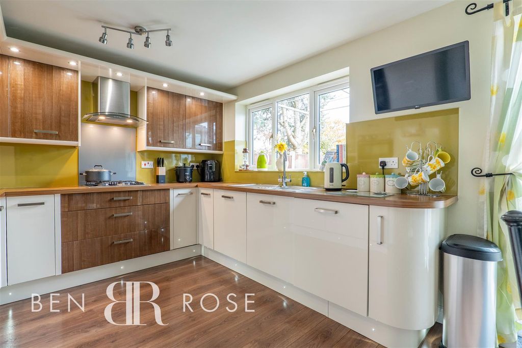 Property photo 3 of 28 Kitchen/Diner