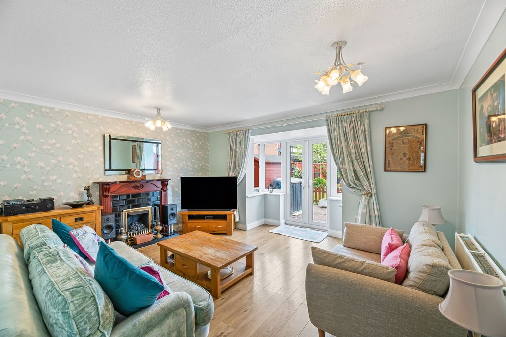 Property photo 2 of 19 Lounge