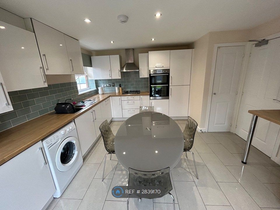 Property photo 2 of 11 Kitchen