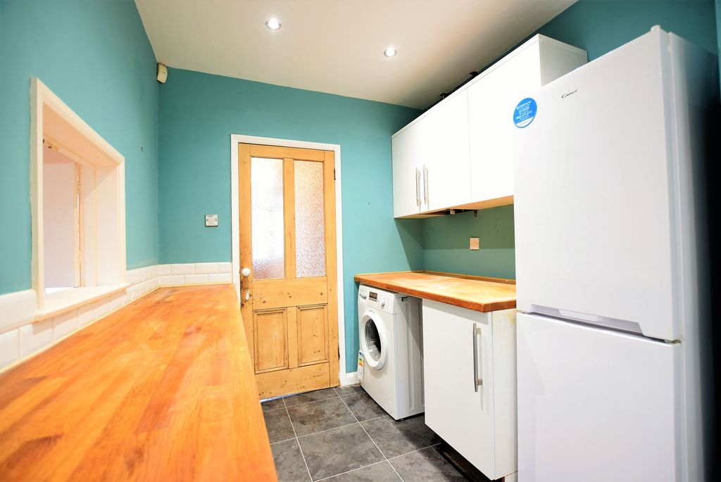 Property photo 3 of 11 Kitchen