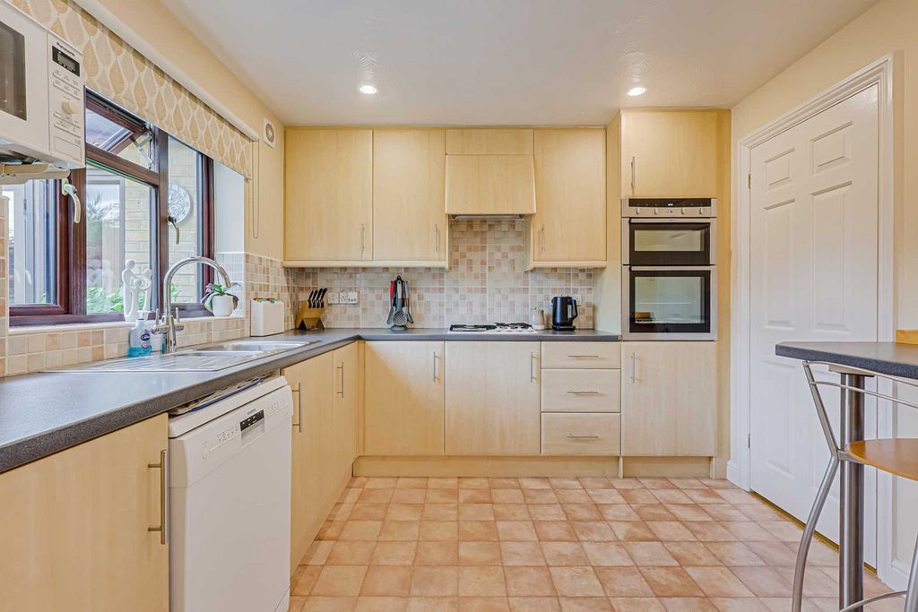 Property photo 3 of 31