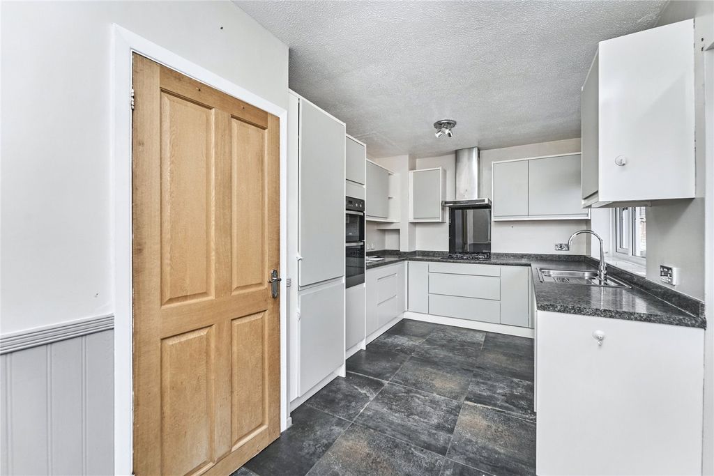 Property photo 3 of 11 Kitchen