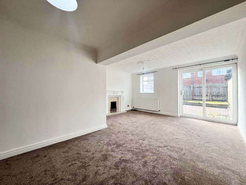 Property photo 2 of 11 Lounge