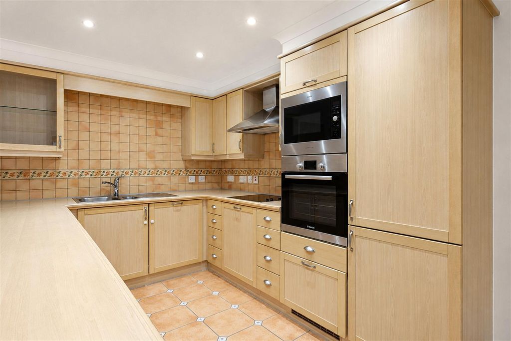 Property photo 3 of 15 Flat 2, 546 Chiswick High Road - 6Qoy12Rrjyza3Pmte