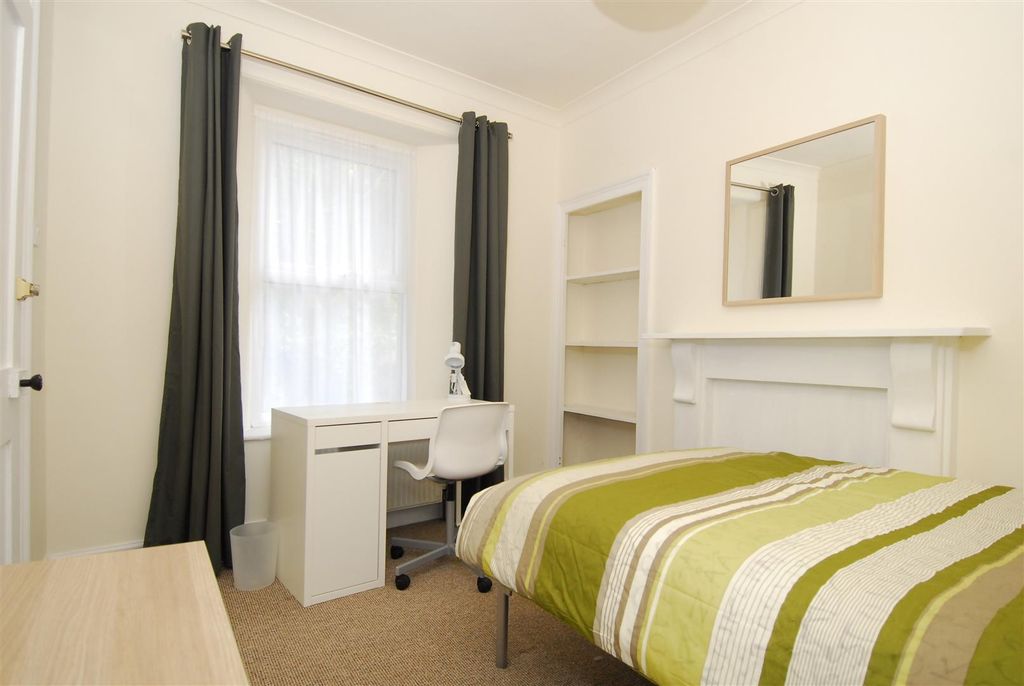 Property photo 2 of 8 16Cliftonplace002.Jpg