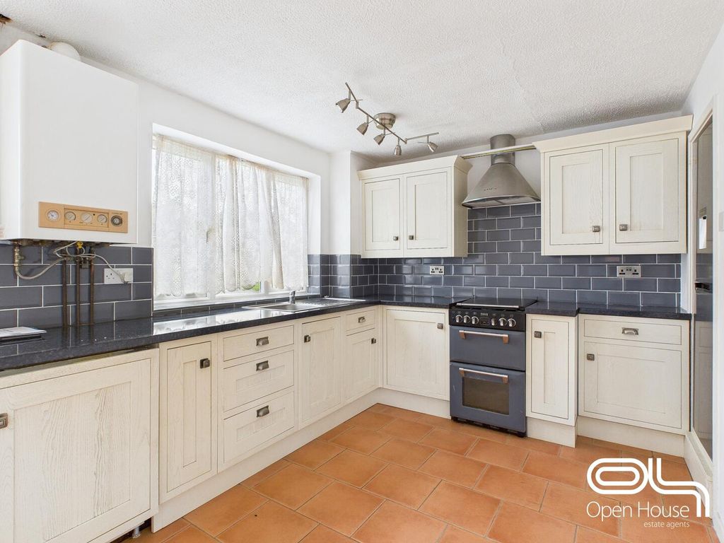 Property photo 2 of 11 Kitchen