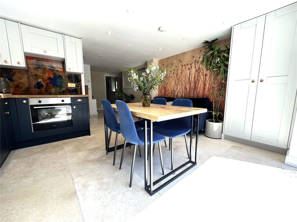 Property photo 2 of 21 Picture No. 27