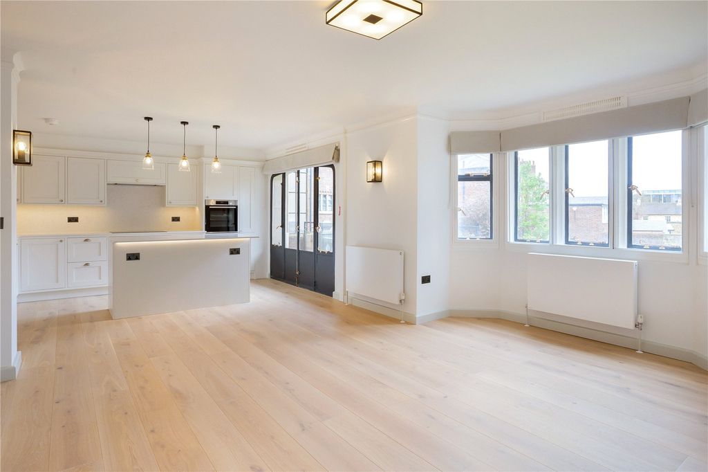 Property photo 3 of 12 Sitting Room