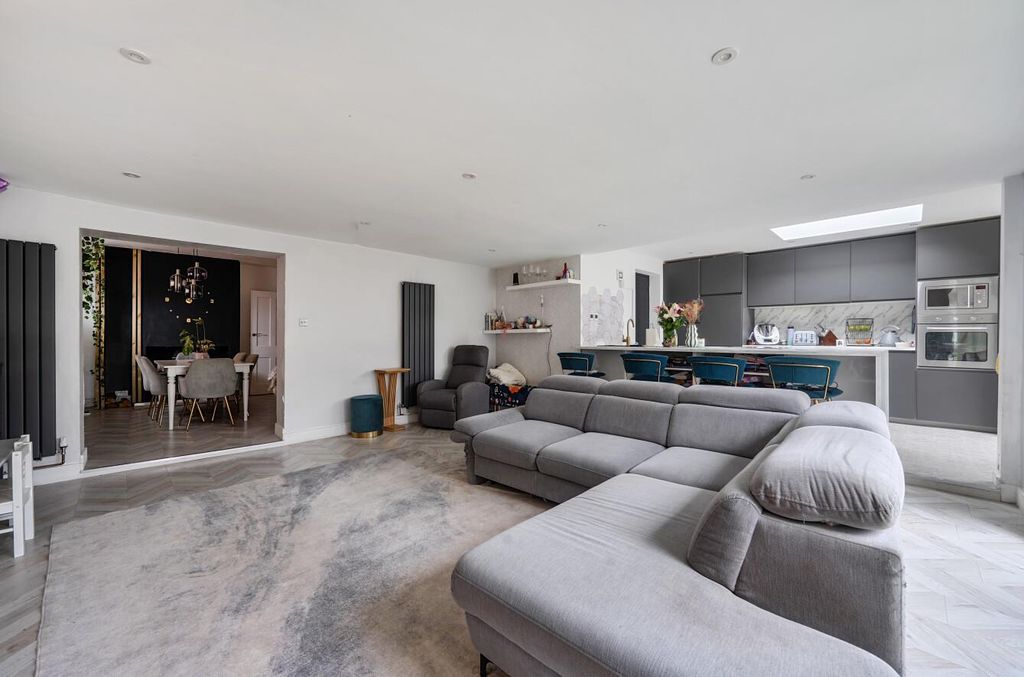 Property photo 2 of 18 1417418-9-69970548501c1.Jpg