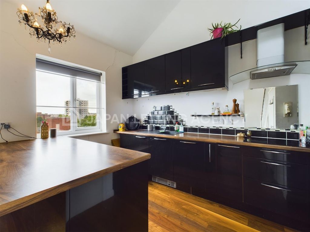 Property photo 2 of 12 Cam02206G0-Pr0013-Still002.Jpg