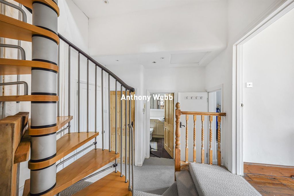 Property photo 3 of 19 Landing