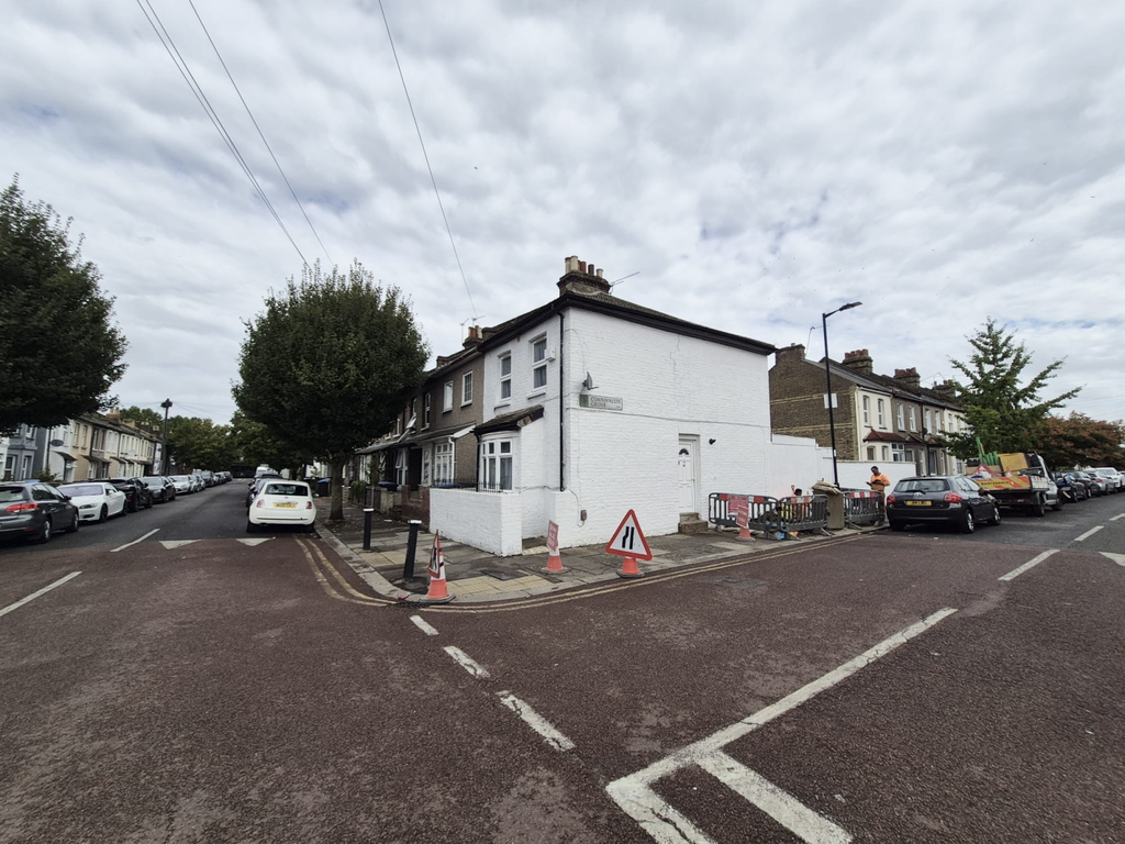 Property photo 1 of 12 Two Bedroom House End Terraced House With Private Garden – Cornwallis Road, N9