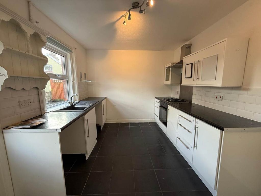 Property photo 2 of 10 Kitchen