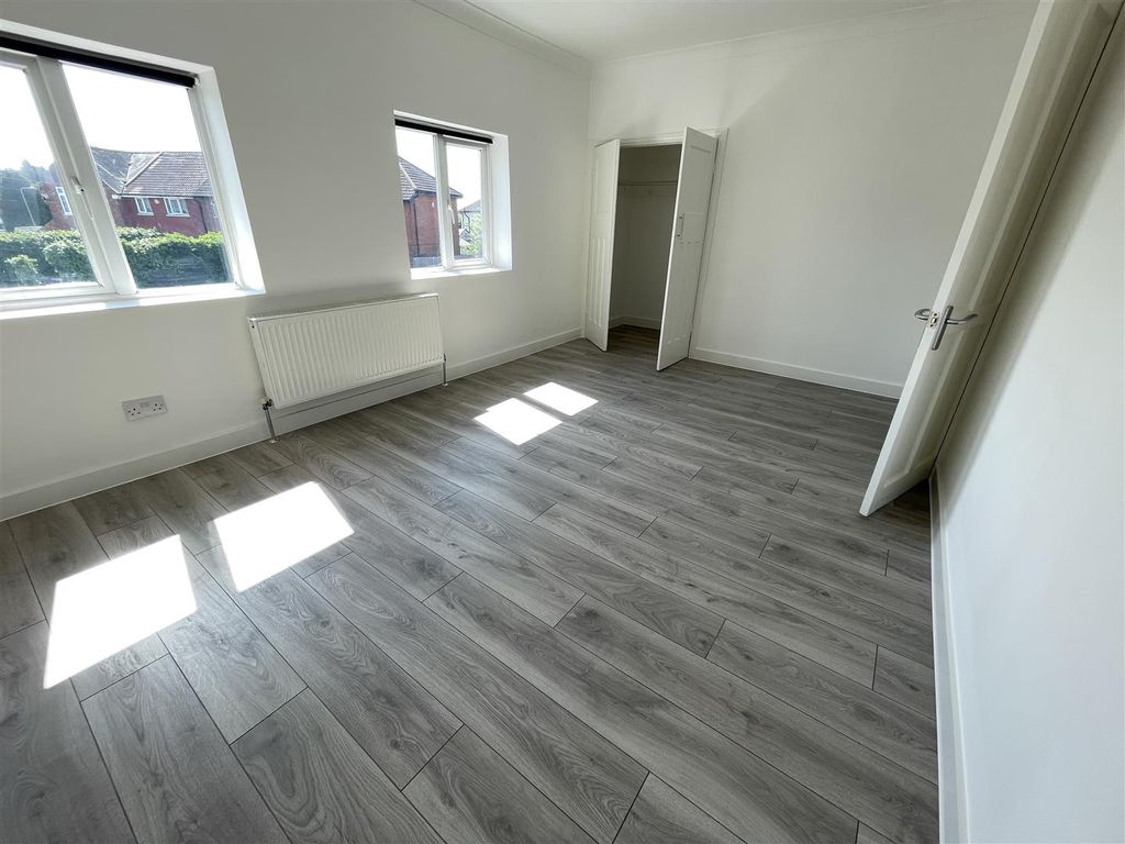 Property photo 3 of 12 Large Room