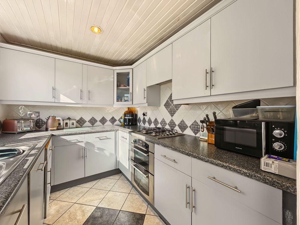 Property photo 3 of 32