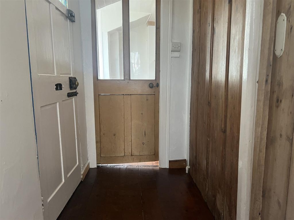 Property photo 3 of 12 Entrance Hall