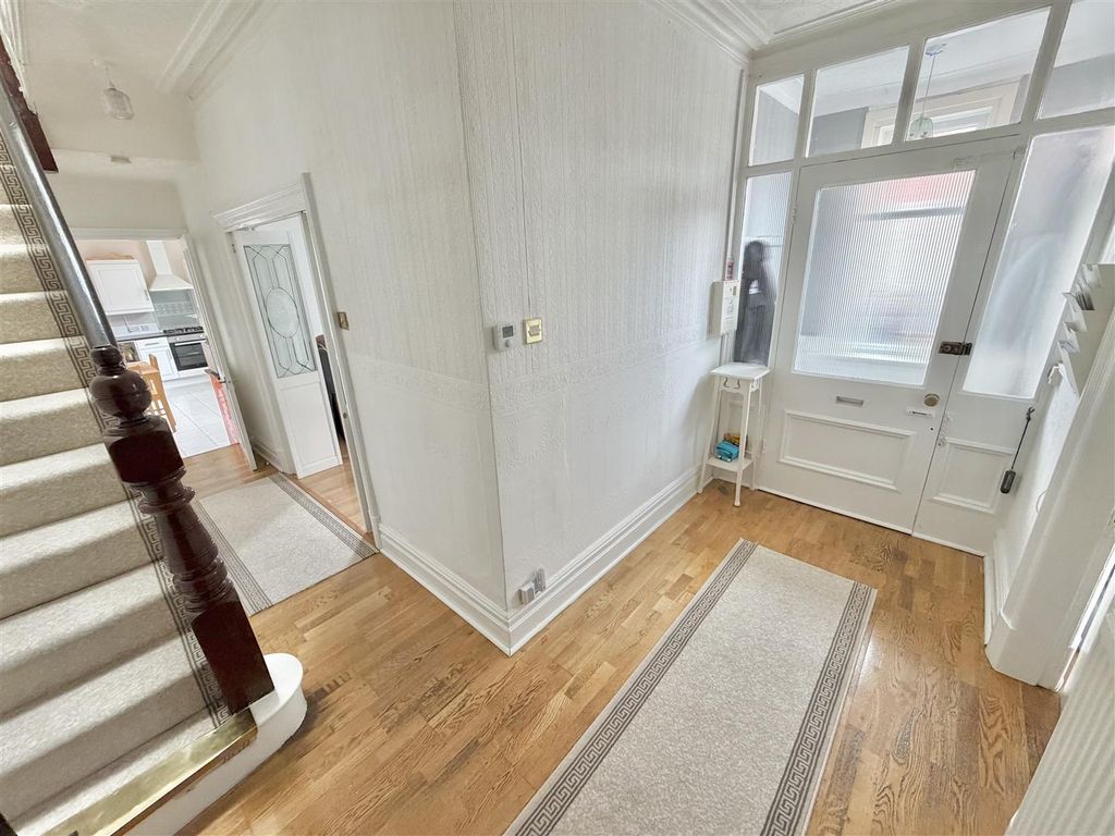 Property photo 3 of 34 Hall 2
