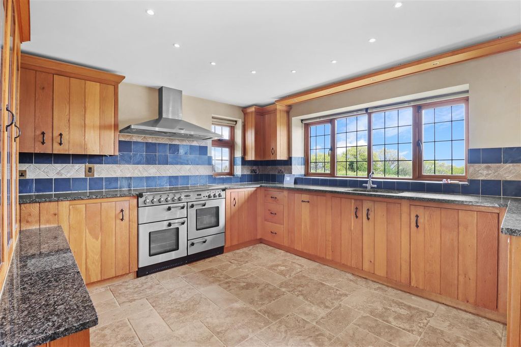 Property photo 2 of 40 Kitchen/ Breakfast Room
