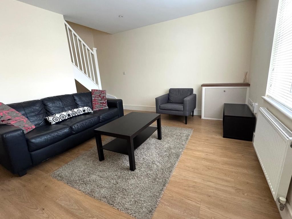 Property photo 3 of 13 Lounge 2