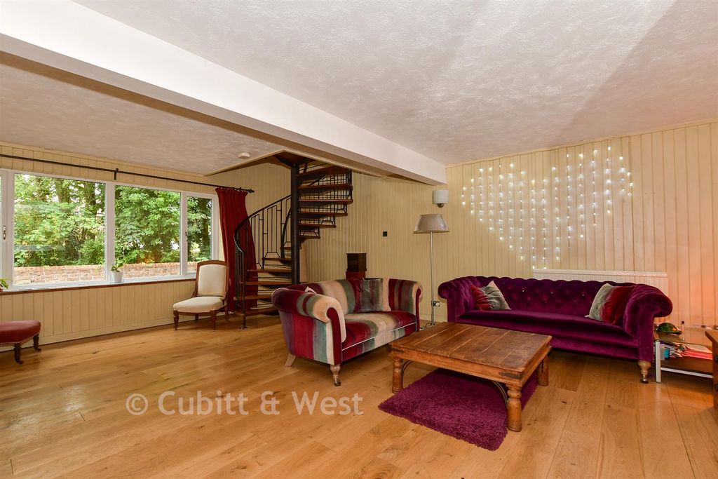 Property photo 3 of 17 Lounge