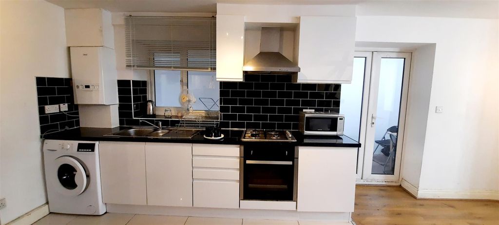 Property photo 1 of 9 Kitchen