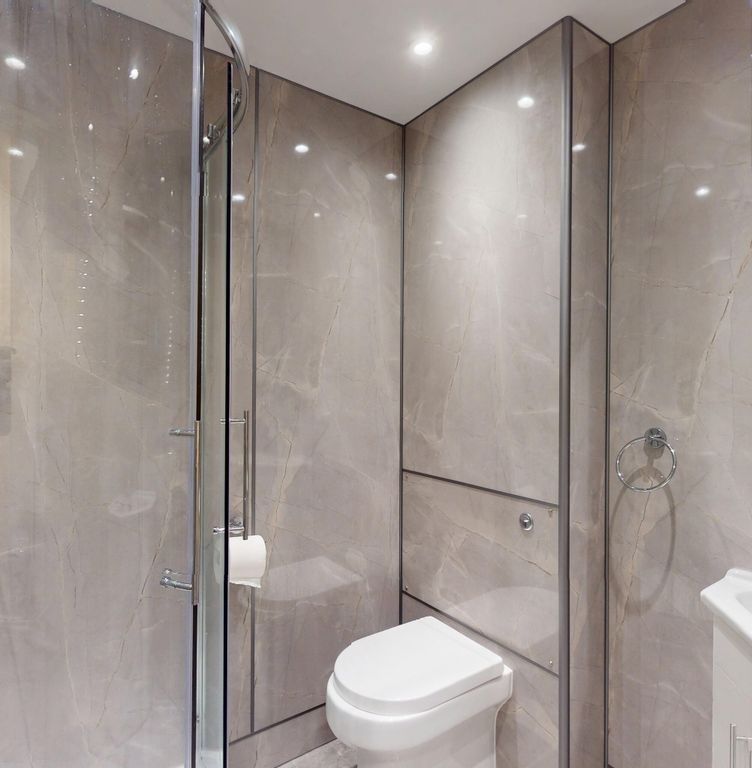 Property photo 3 of 11 Bathroom