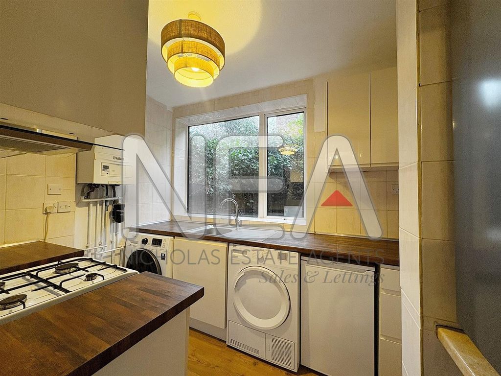 Property photo 3 of 11 Kitchen