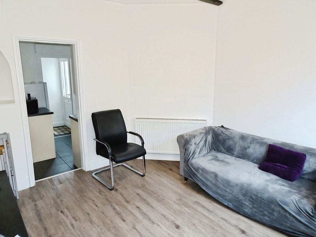 Property photo 3 of 7 Living Room