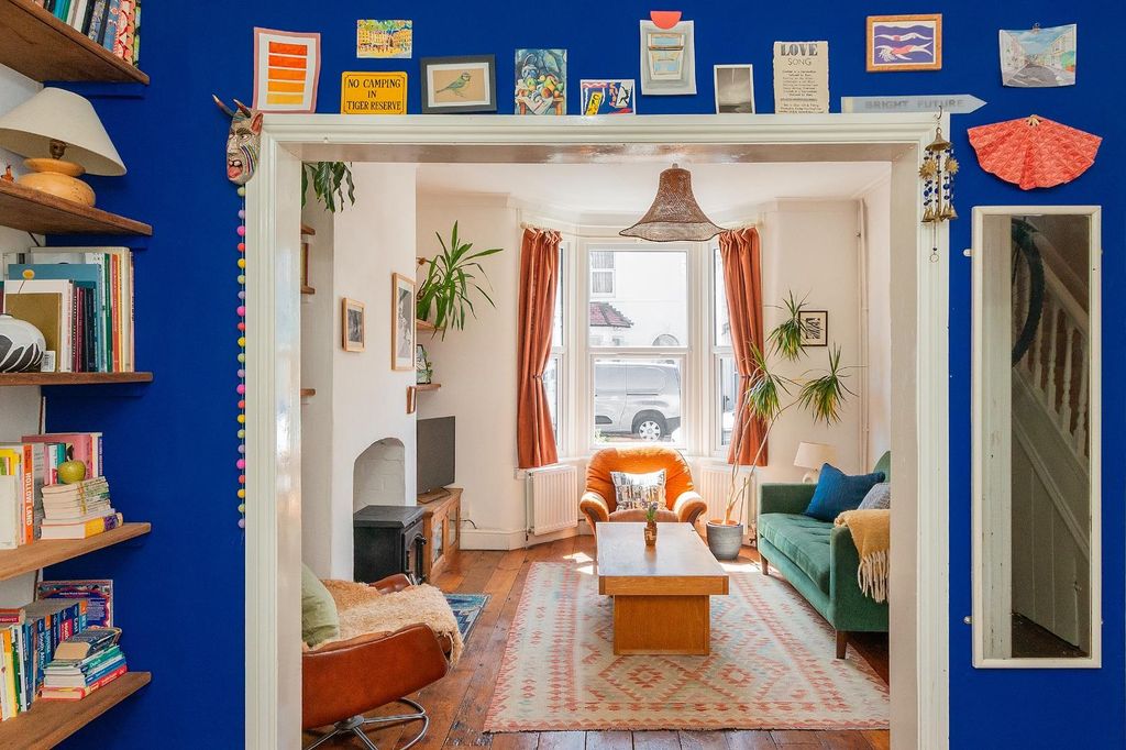 Property photo 3 of 34 1C7Ren - Living Room F.Jpg