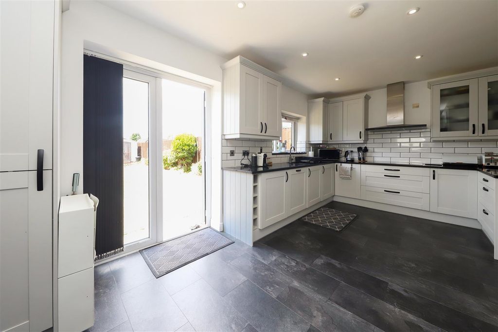 Property photo 2 of 20 Kitchen