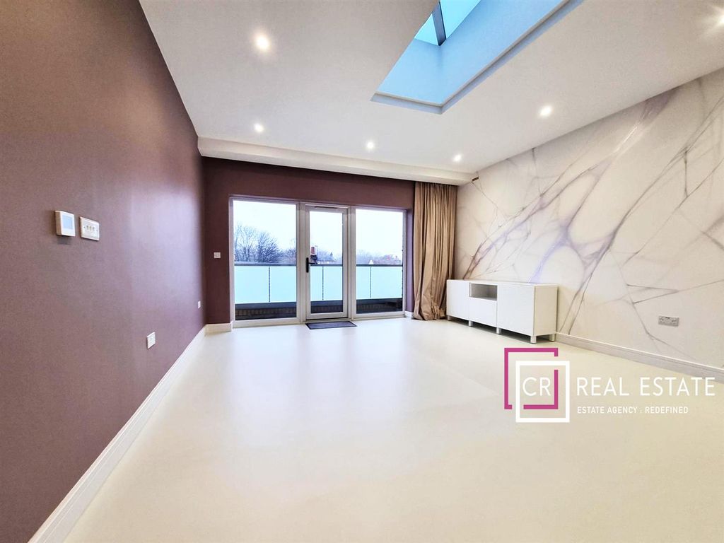 Property photo 2 of 16 Lounge