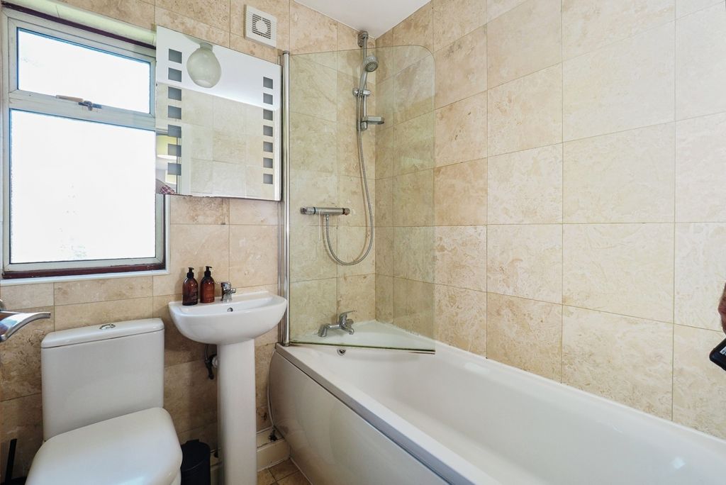 Property photo 3 of 17 Ground Floor Bath