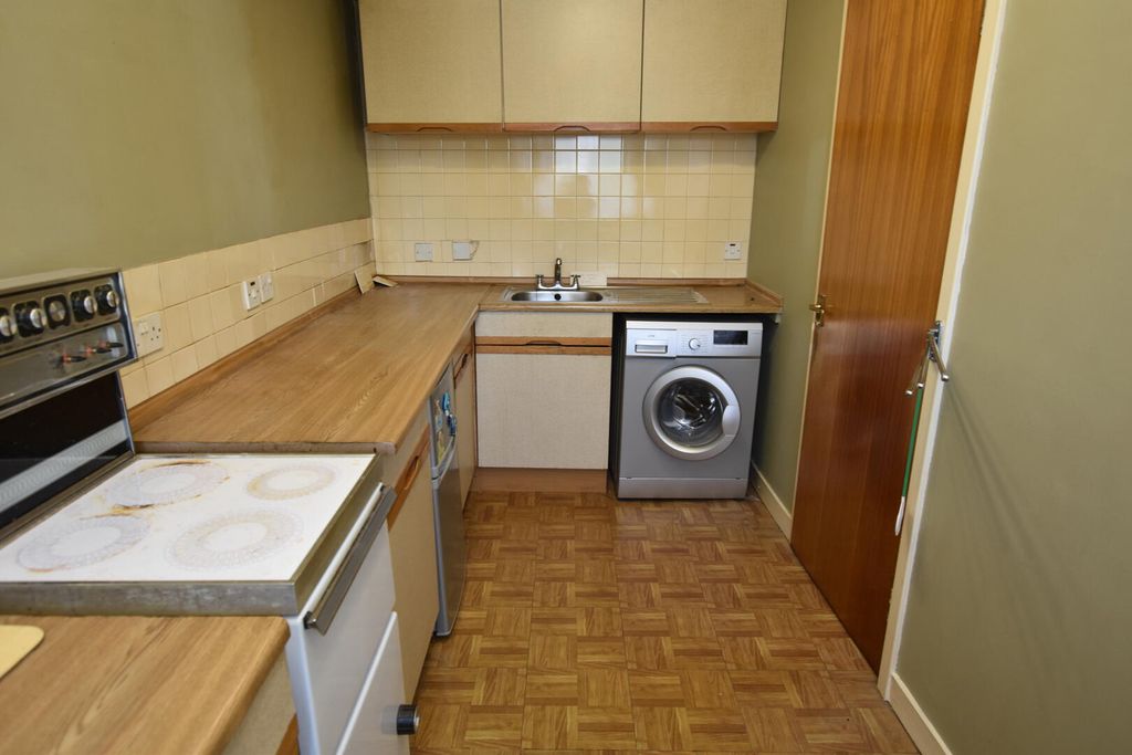 Property photo 2 of 9 Kitchen