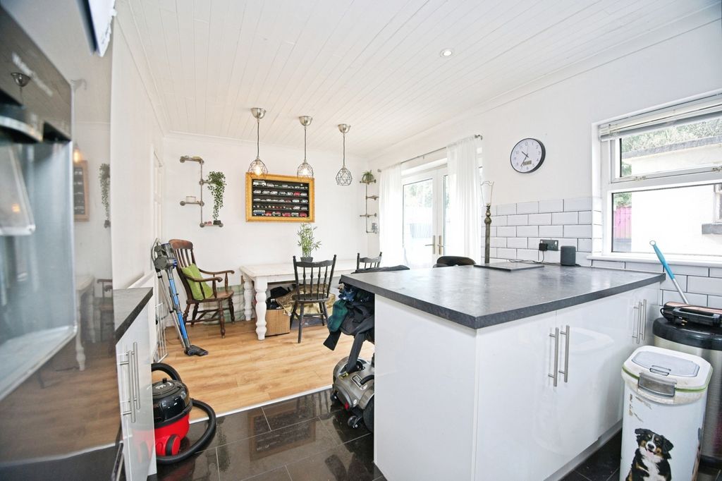 Property photo 3 of 20 Kitchen