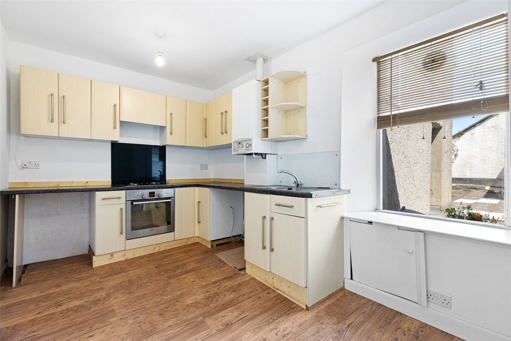 Property photo 3 of 10 Kitchen