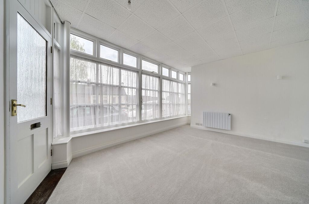 Property photo 3 of 6 Living Room