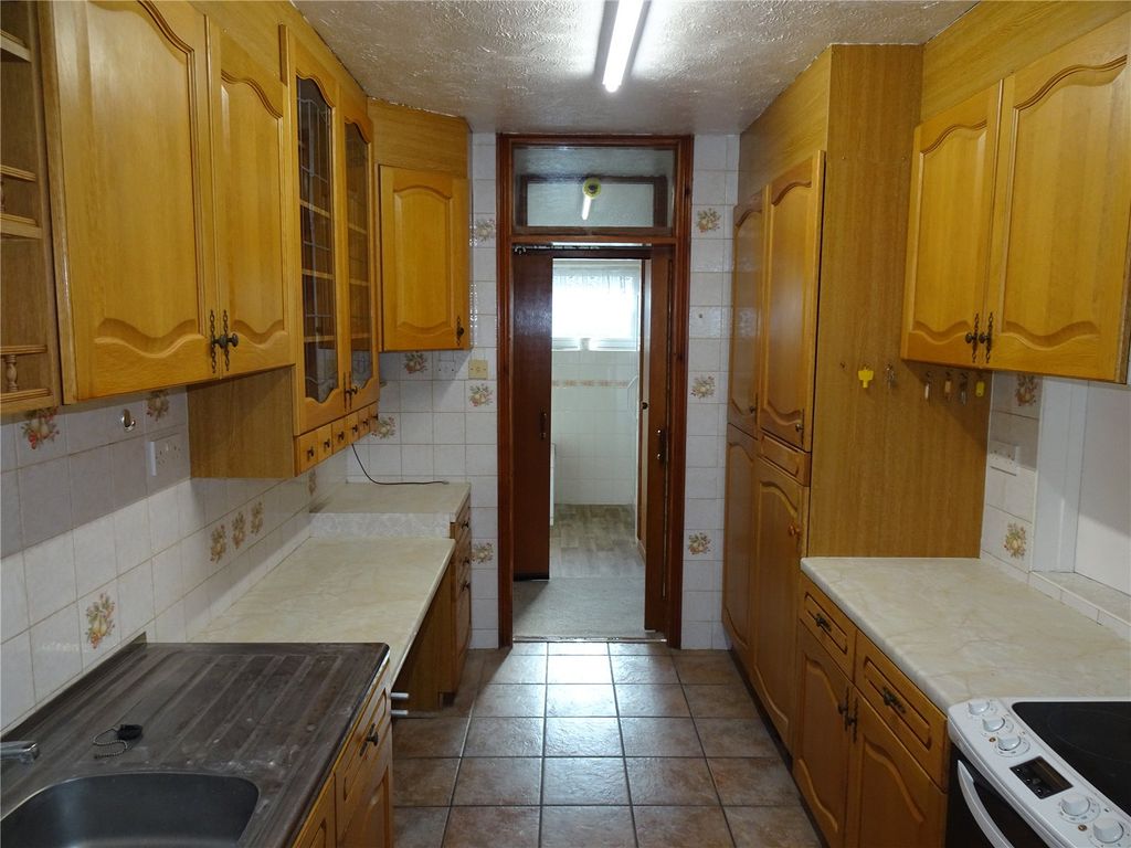 Property photo 3 of 17 Kitchen